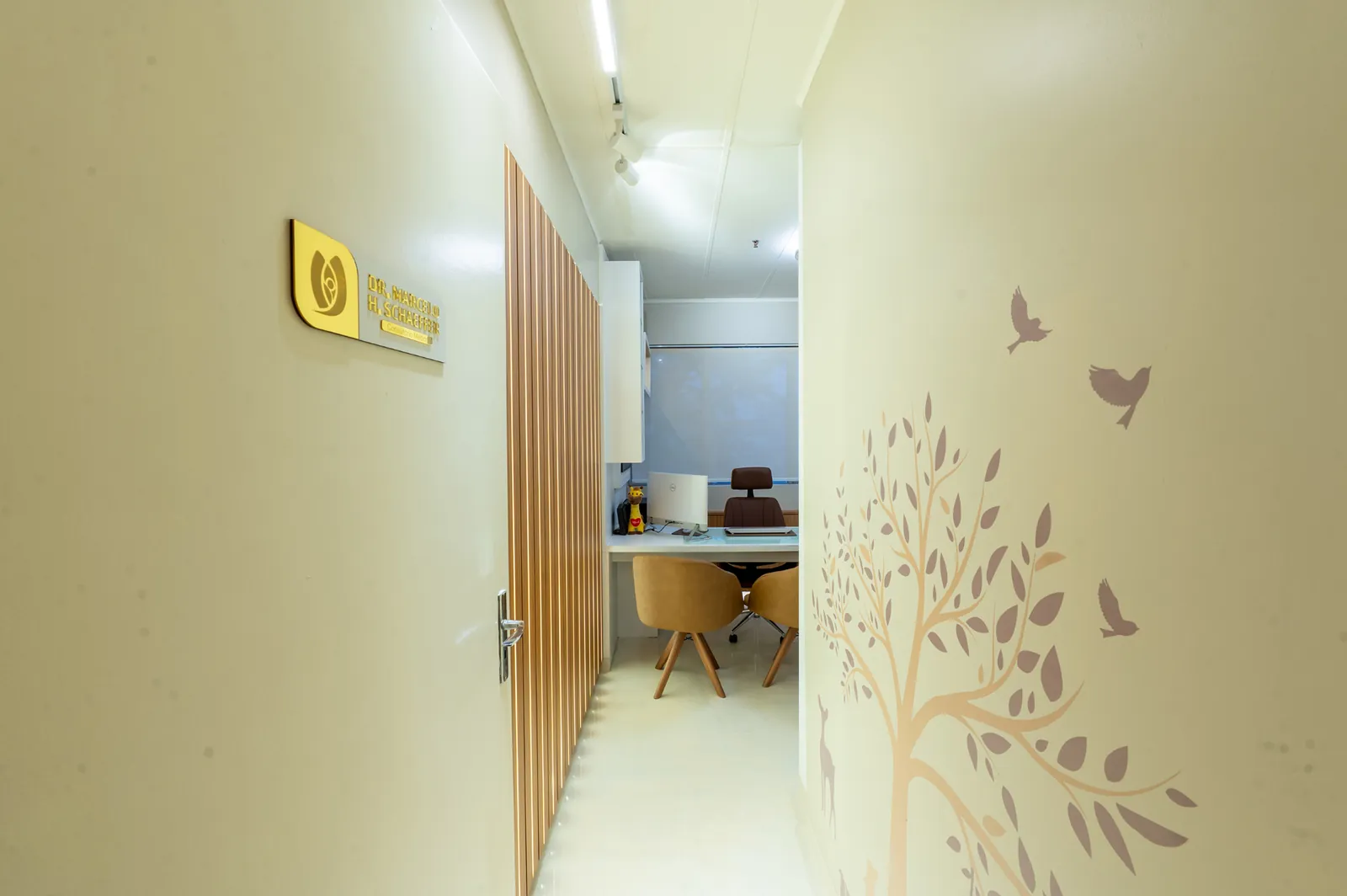 Corredor da Clínica Haase com iluminação suave